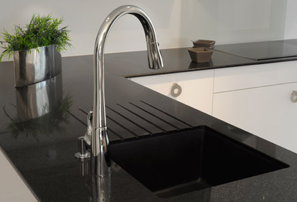 Evier inox plan de travail noir