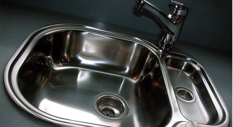 Comment nettoyer et faire briller un evier en inox