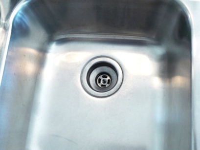 Comment nettoyer un evier en inox rayé