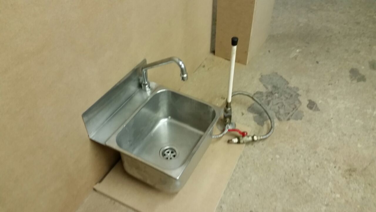 Evier inox a commande femorale