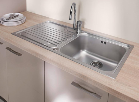 Mettre un robinet sur un evier en inox