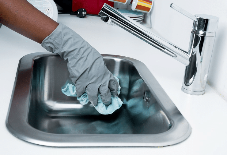 Nettoyer son evier en inox