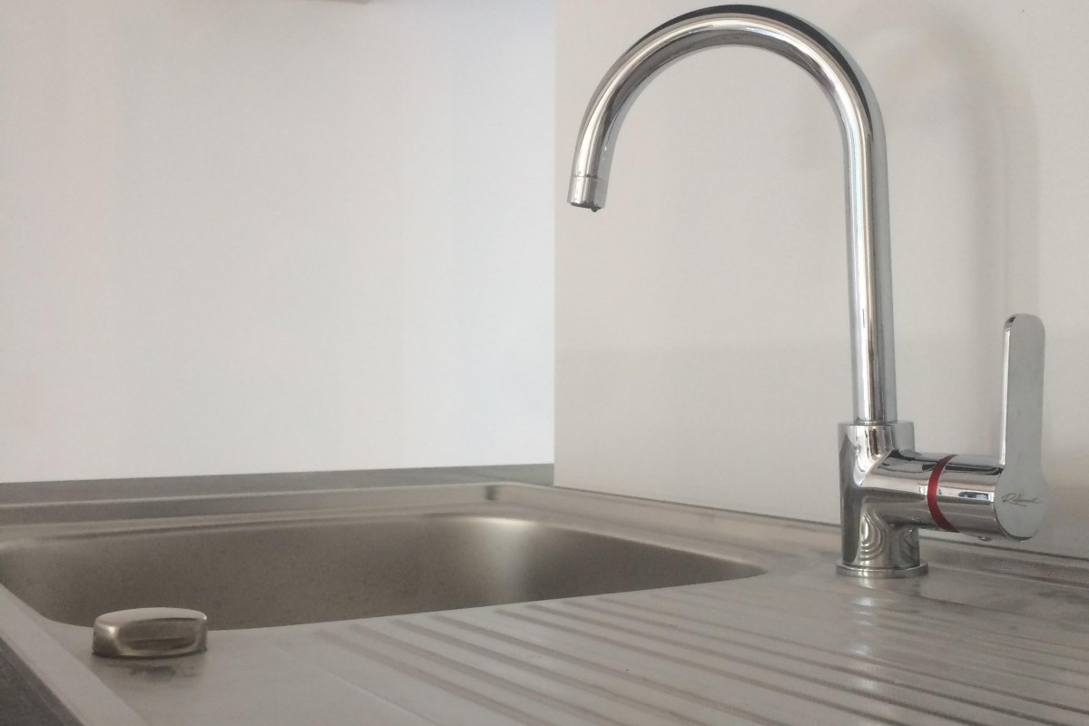 Pose d'un mitigeur sur evier inox